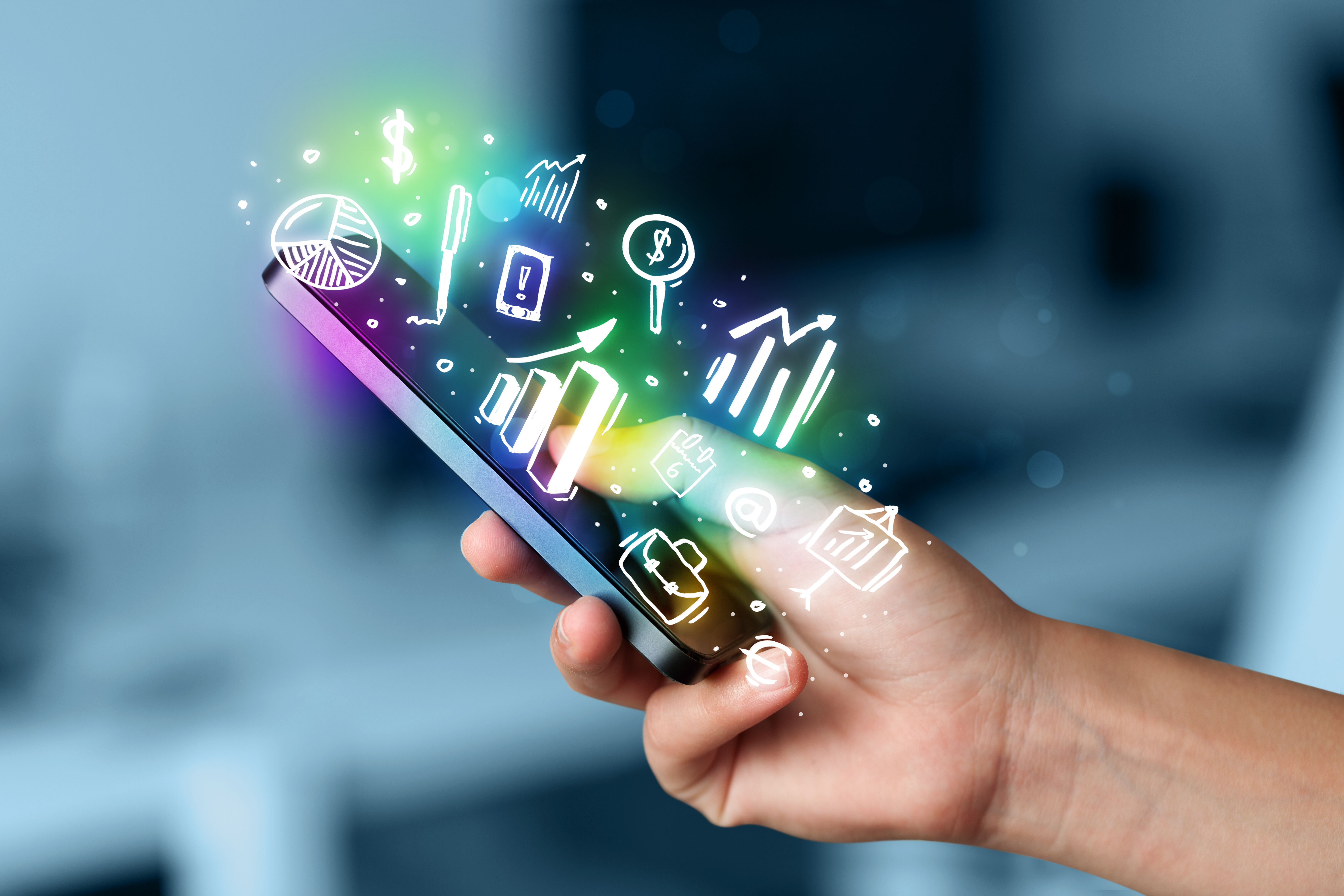 persona sostiene un celular en la mano