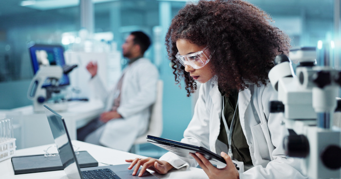 mujer científica revisa computadora