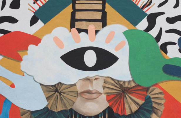 La imagen muestra una obra de collage colorida y simbólica, centrada en un ojo negro flotando sobre una nube blanca que cubre parcialmente un rostro humano. El fondo está compuesto por formas geométricas y abstractas en tonos vibrantes, como triángulos verdes y dorados, patrones en blanco y negro, y manchas de color. La composición combina elementos abstractos y figurativos, creando una sensación mística y rica en significados visuales.