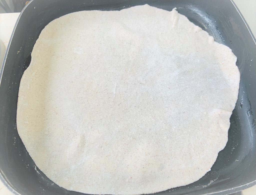 Se coloca la tortilla en sartén o comal, engrasado superficialmente a alta temperatura.