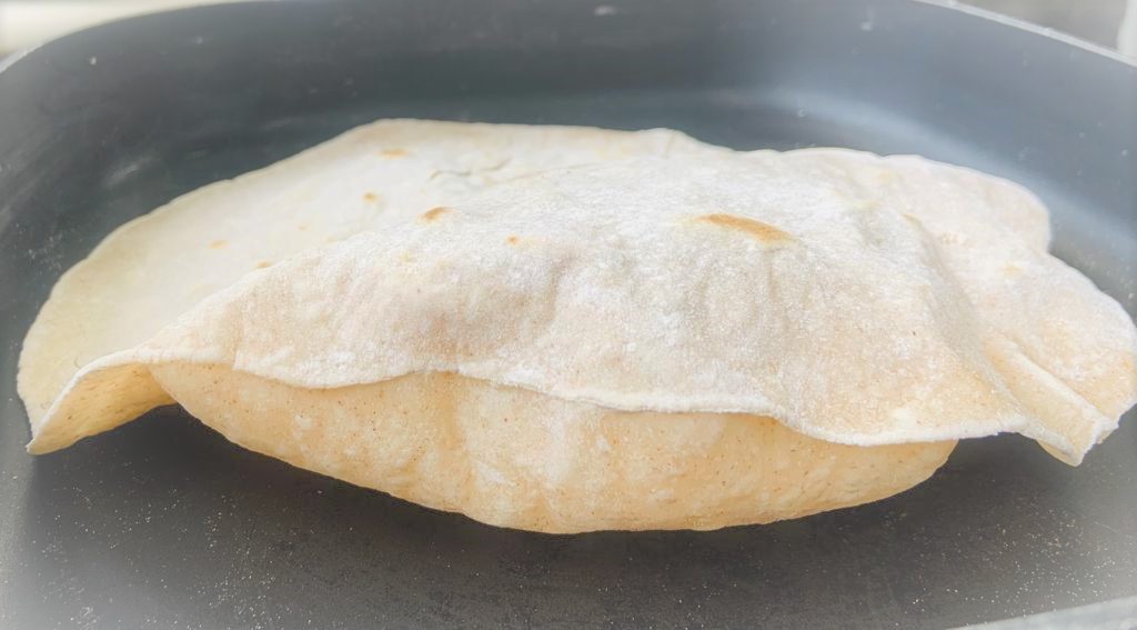 Con el sartén caliente, el vapor de agua desprendido, genera que la tortilla se infle, mejorando su textura.