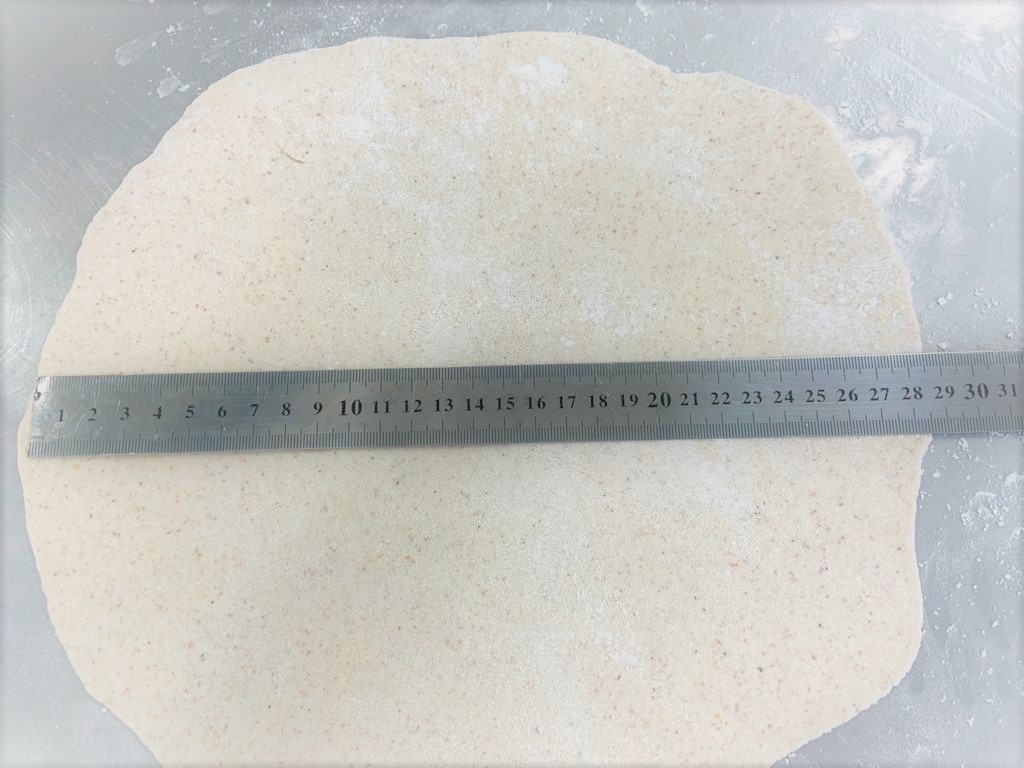Para que la tortilla no se rompa, se manipula sobre rodillo para no romperse.