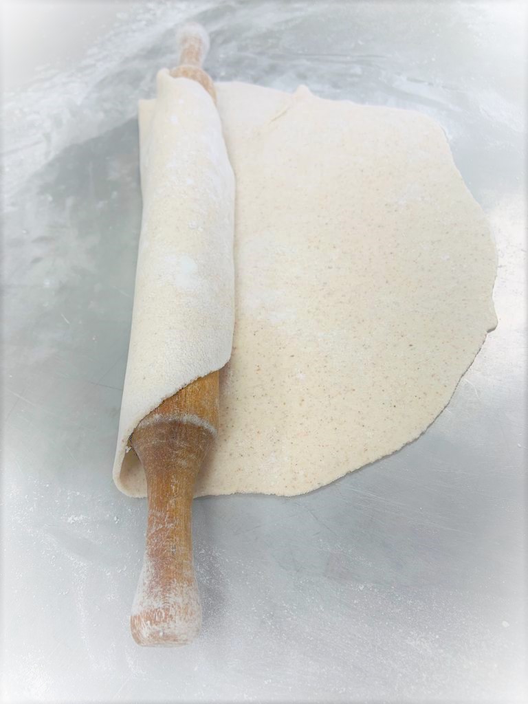 Se manipula la tortilla sobre rodillo para no romperla.