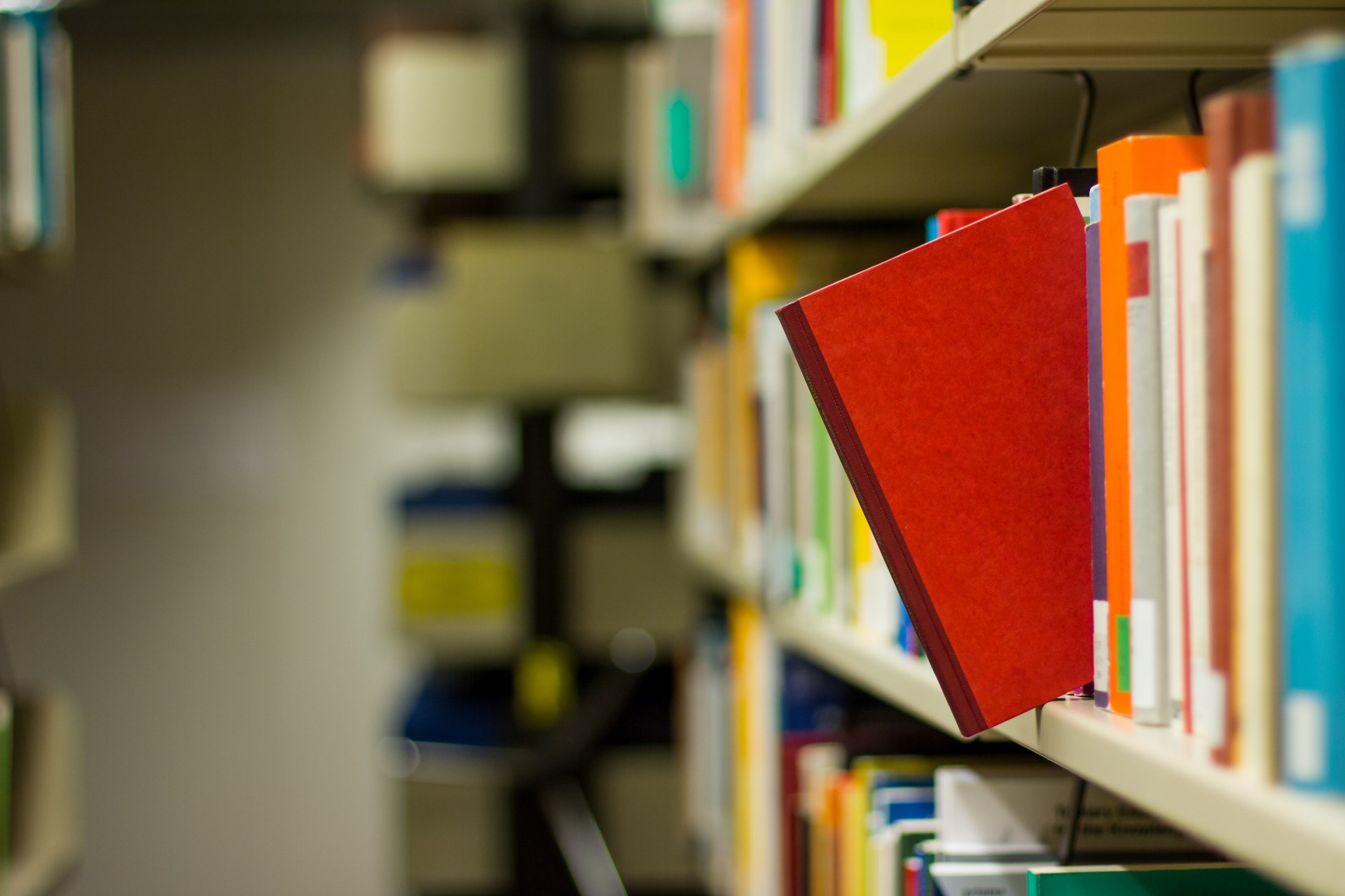 persona saca un libro de un estante