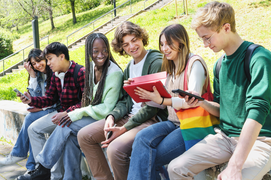 estudiantes de diferentes culturas conversan