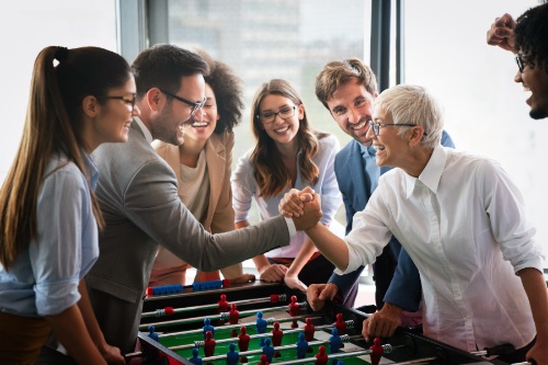personas adultas jugando