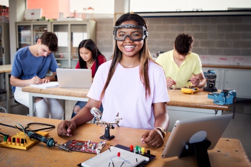 mujer estudia en aula de clase de electricidad
