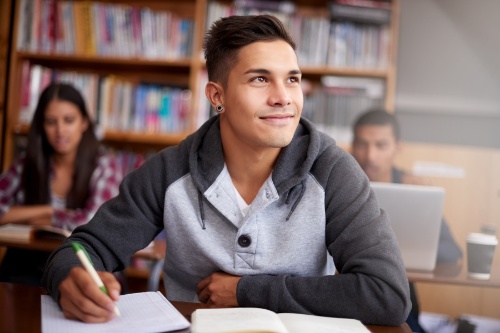 hombre adulto en aula de clases