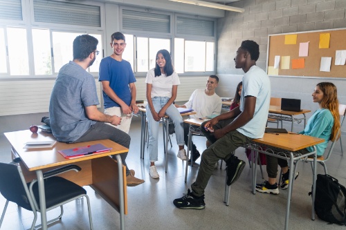 estudiantes hablan en clase